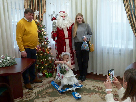 Снегокат и экскурсию по телекомпании подарили семье из Курской области