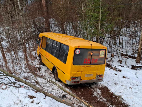 В ДТП со школьным автобусом в Жуковском районе пострадал водитель 