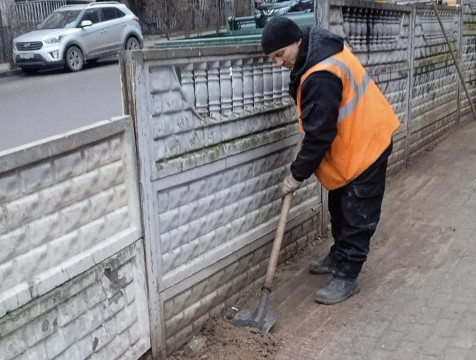 Основная нагрузка в бесснежную зиму легла на дорожных рабочих в Калуге