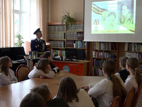 В рамках патриотического часа юным калужанам рассказали об их сверстниках-героях