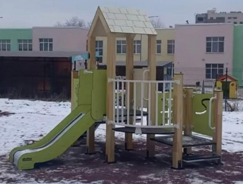 Детскую площадку установили возле новой поликлиники на Правобережье