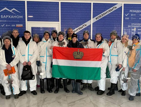 Группа молодых калужских волонтеров работает на побережье в Анапе