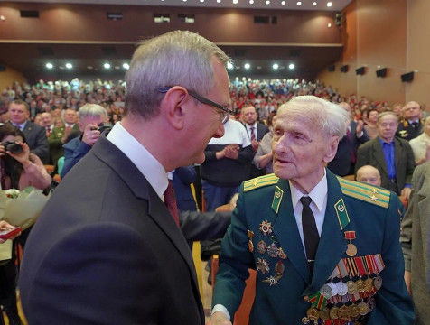 Губернатор Владислав Шапша вручил медали ветеранам в честь юбилея Победы