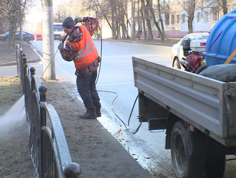 Остановочные павильоны в Калуге помогает мыть 