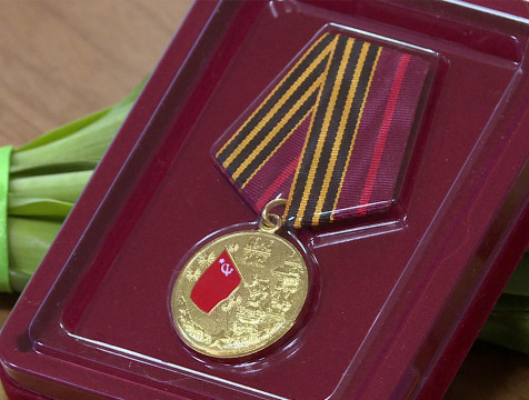 Еще две юбилейные медали ко Дню Победы вручили в Калуге