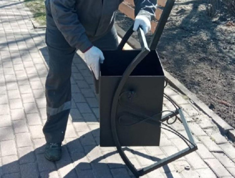 Новые лавочки и урны установили на Площади Победы в Калуге