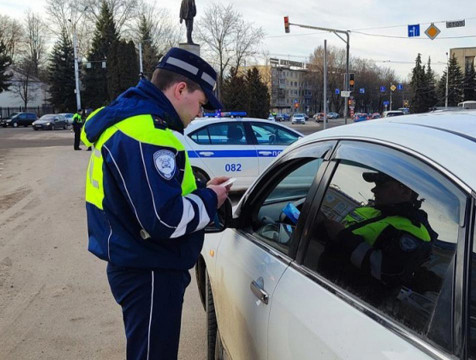 Более 150 автомобилей проверили во время рейда на площади Московской в Калуге