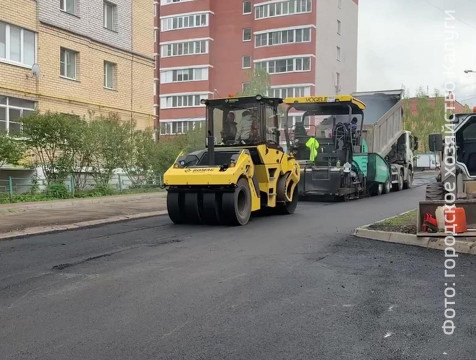 На калужском Правобережье меняют асфальт