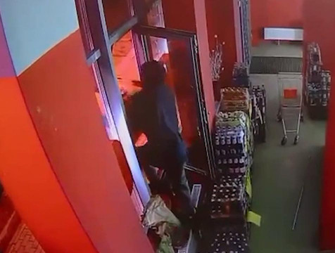 В Калуге молодой грабитель разбил окно магазина и украл товар на 50 тысяч рублей