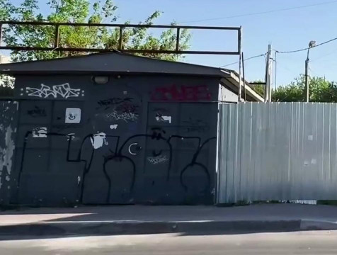 Опасные металлические сооружения на улице Достоевского в Калуге могут снести