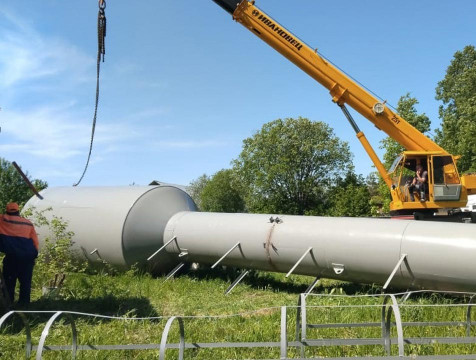 В деревне Износковского района устанавливают новую водонапорную башню