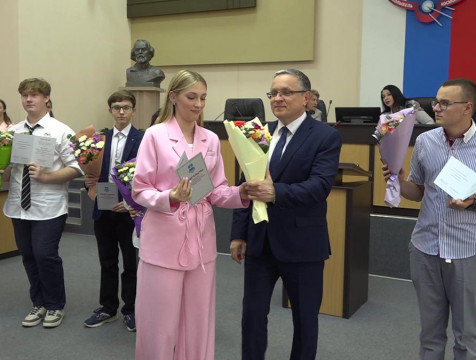 Калужским школьникам вручили свидетельства о занесении на детскую Доску почета