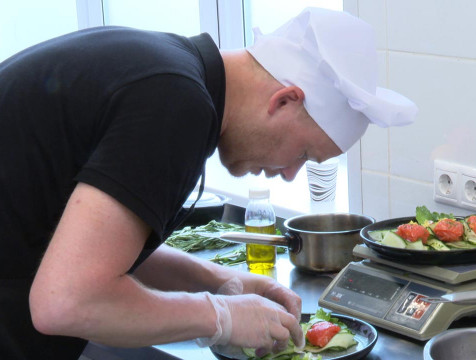 Лучшего повара области выбирали в Калуге на профессиональном конкурсе