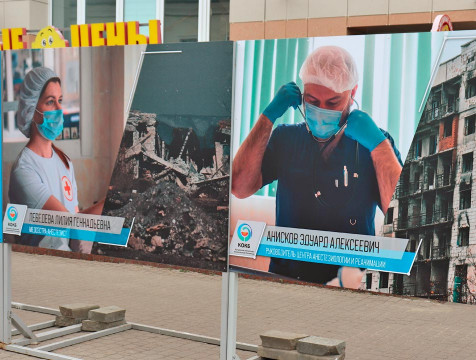 Фотовыставку о врачах, которые работали в ЛНР, развернули на улице в Калуге