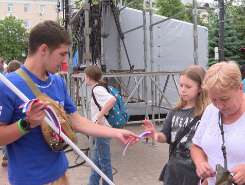 Ленты в цветах российского триколора раздали калужанам 