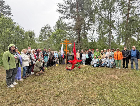Поклонный крест в память о Защитниках Отечества установили школьники Калуги