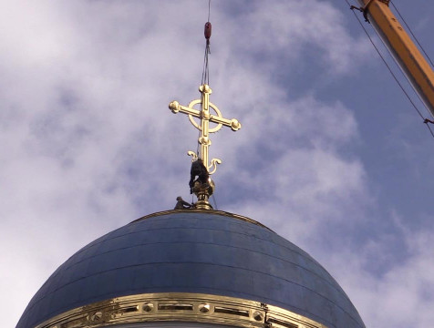 Новый крест установили на купол Успенского собора Свято-Тихоновой пустыни