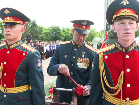 Частицу пламени Вечного огня передали Калуге из Курска
