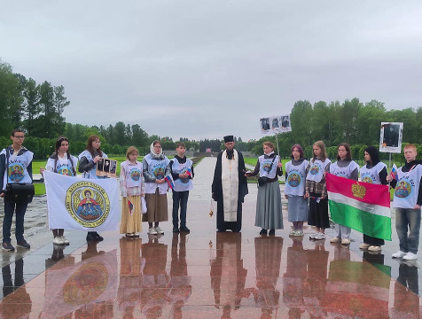 Юные калужане помолились у могил жертв блокады Ленинграда