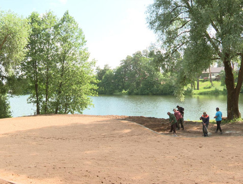 В Юхнове благоустраивают левый берег пруда