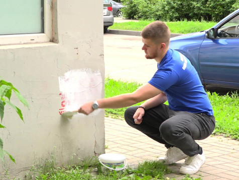 Калужские активисты закрасили рекламу наркотиков в Теренинском переулке