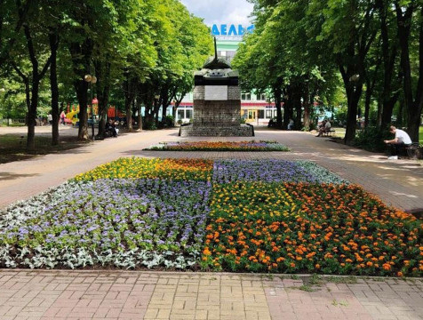 Сквер Ветеранов в Калуге украсили цветами