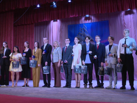 Выпускникам школ Дзержинского района вручили медали