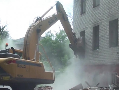 В Калуге сносят расселенный дом на улице Салтыкова-Щедрина