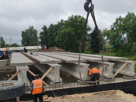 В Козельске продолжаются ремонтные работы на мосту через Клютому