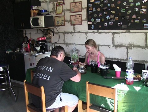 Супруги из Медыни принимают путешественников в своем байк-посту