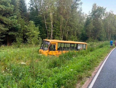 Рейсовый автобус съехал в кювет в Тарусском районе
