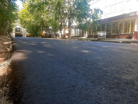 На улице Чижевского в Калуге приступили к укладке нижнего слоя асфальта