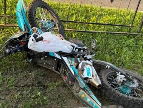 На Правобережье мотоциклист въехал в ограждение