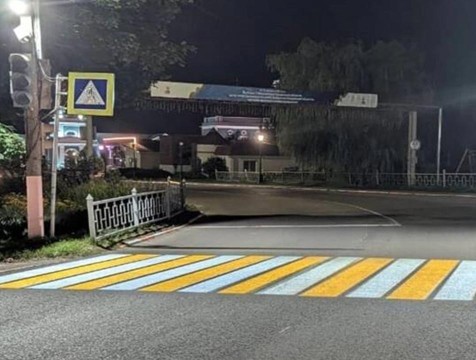 В Сухиничах установили новые проекционные пешеходные переходы