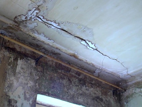 Обнинцы третий месяц ждут ремонта разрушенной крыши трёхэтажки