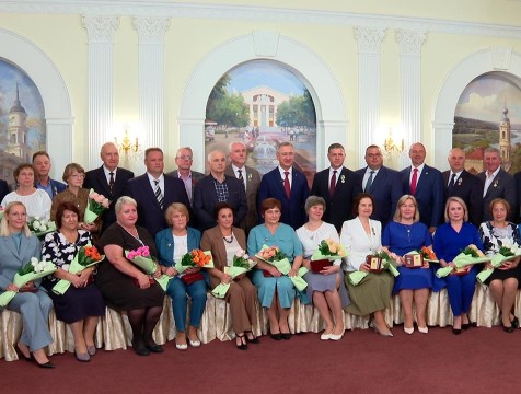 29 жителям Калужской области вручили государственные и муниципальные награды
