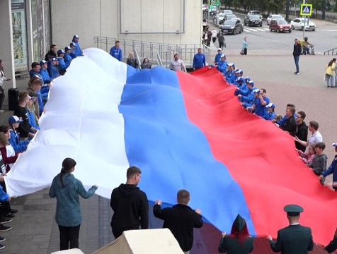 В День флага России волонтёры развернули 30-метровый триколор в Калуге