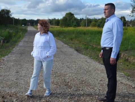 Строительство дорог к участкам многодетных в селе Спас-Загорья не завершат в этом году