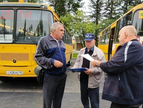Сотрудники ГАИ проверили школьные автобусы в Тарусе