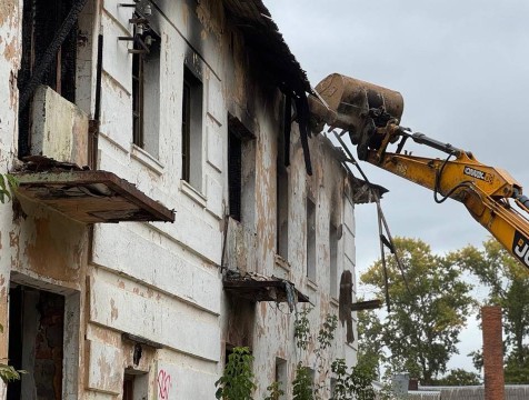 На улице Салтыкова-Щедрина в Калуге приступили к сносу расселенного дома