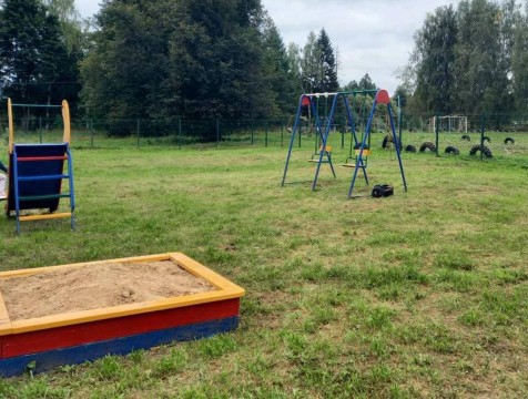 Детскую площадку в Жиздринском районе привели в порядок