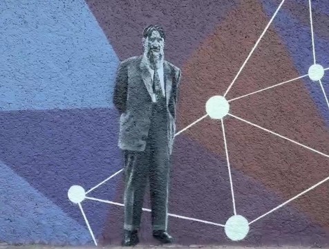 Новый мурал с изображением Курчатова в Обнинске светится ночью