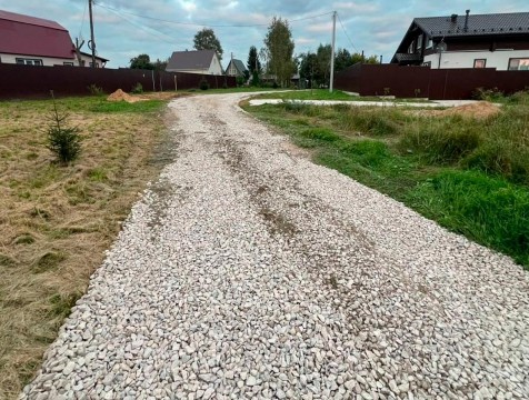 В Ерденево продолжается плановая отсыпка улиц щебнем