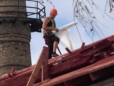 Калужские строители восстанавливают крыши в Первомайске