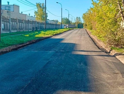 Нижний слой асфальта уложили на улице Толстого в Обнинске