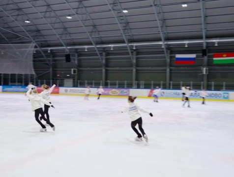 300 детей занимаются в бесплатных секциях на балабановской ледовой арене