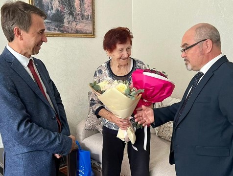 В Обнинске ветерана поздравили с 99-летием