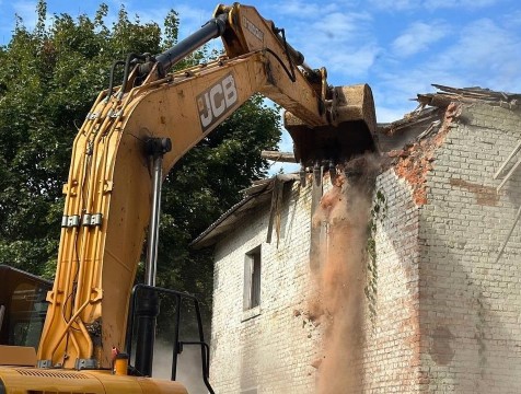 В Калуге снесли ещё два заброшенных дома
