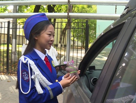 Сувенирных мишек вручили школьники калужским водителям