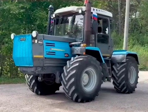 Калужской Тимирязевке передали трактор для обучения студентов